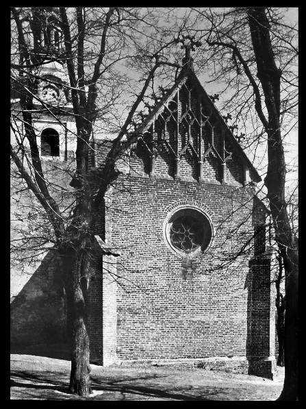 Vlevo: Čečovice. Kostel sv.