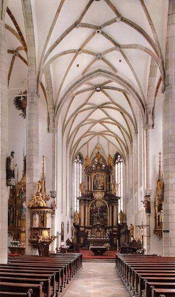 Vlevo dole: Český Krumlov. Kostel sv.