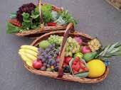 Hledáte vhodný dárek pro své blízké? Darujte ovocný koš plný vitamínů. Proč si vybrat ovocný koš?