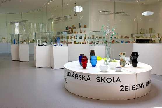 KLATOVSKÝ ZPRAVODAJ SRPEN 2018 STRANA 5 Skleněná zahrada v Klatovech Stalo se již tradicí, že léto patří v klatovském Pavilonu skla sklářským školám.