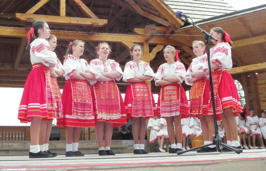 HEĽPANČOK, Heľpa Slovensko Vedoucí a choreograf: Jozef Murín Dětský folklorní soubor Heľpančok působí od 20. let minulého století.