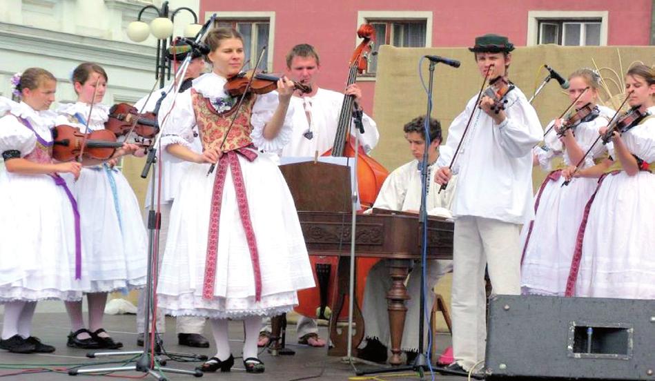 ZÁHORSKÁ MUZIKA, Olomouc Vedoucí a primáška: Marie Matoušková Záhorská muzika vznikla v roce 2002 jako dětská Šternberská muzička při ZUŠ Šternberk.