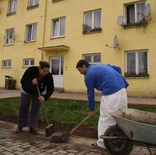 Cílová skupina Dobrá Voda: Asi 86-ti členná romská komunita žijící v jednom panelovém domě se 14 malometrážními byty (v obci, kde dalších zhruba 15