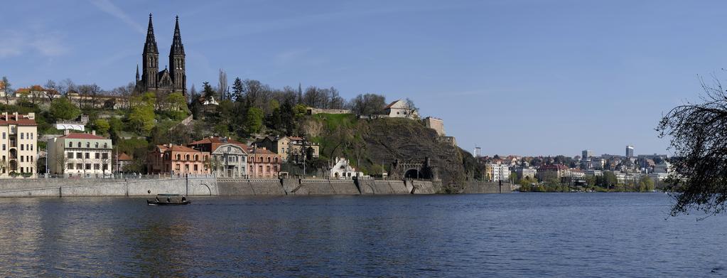 břeh  100 4/ Pohled ze smíchovského stadionu na