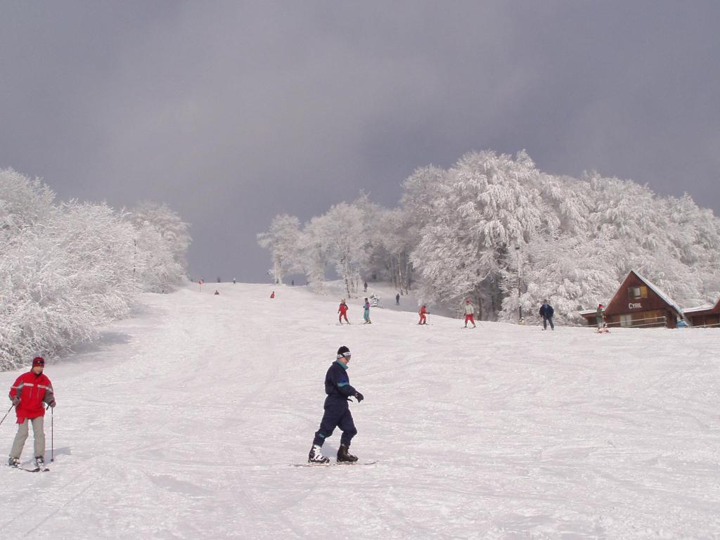 Vážení členovia a priatelia klubu, i vašim pričinením vznikol tento turistický kalendár klubu. Prajeme vám v roku 2008 veľa prejdených, splavených kilometrov, dobrú náladu a pevné zdravie.