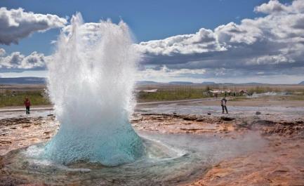 Národní park Þingvellir, jedna z památek UNESCO, se nachází 23 kilometrů na východ od Reykjavíku, na břehu největšího přírodního islandského jezera Þingvallavatn. Od roku 930 n.l. se tu jednou ročně scházel první demokratický parlament na světě.