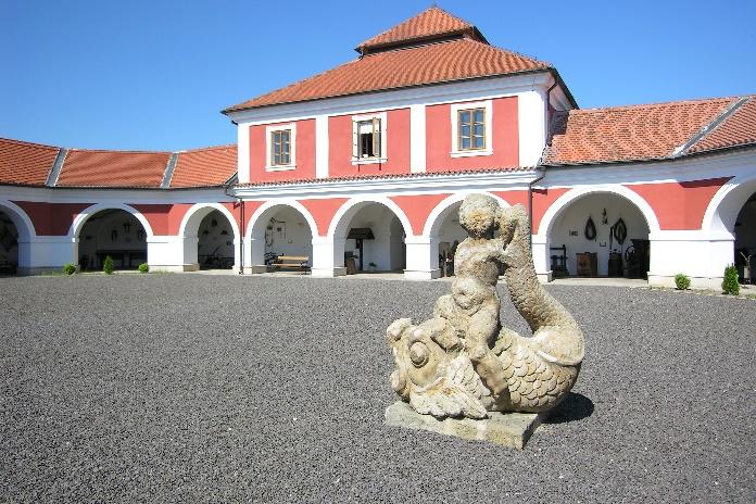 U zámku se nachází rozlehlý park s ušlechtilými dřevinami a francouzskou barokní zahradou.