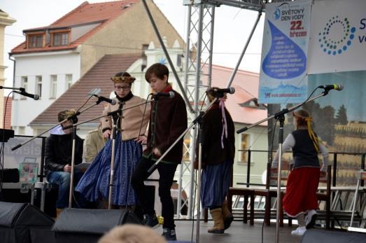 Žákům výtvarně nadaným jsu zadávány nárčnější práce vlí různé techniky, navštěvují výtvarný kružek a kružek keramiky. Své schpnsti mhu uplatnit ve výtvarných sutěžích, pdílí se na výzdbě škly.