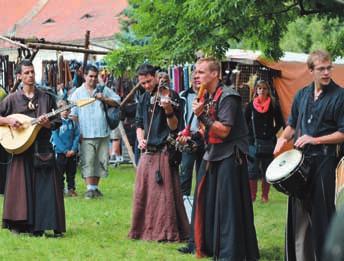 Náv tûvníci se také pobavili udal ího neplánovaného pfiedstavení improvizovaného divadla Imp.