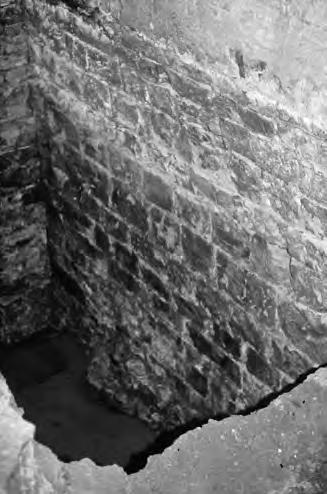 Kostěný hřeben a hrací kostky, raménko vážek a keramické přesleny z Týnského dvora na Starém Městě, 13. 14. století. Foto I. Kyncl, MMP.