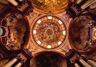 Vnitřek Mikuláše patří k nejhezčím barokním kostelním interiérům v Praze a návštěvníka oslní zejména svou opulentností a barokní nabubřelostí.