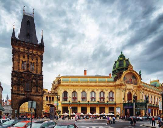 Prašná brána a Obecní dům z nich dnes slouží jako restaurace. Nejslavnější dům na této staré ulici je paradoxně relativně mladý.