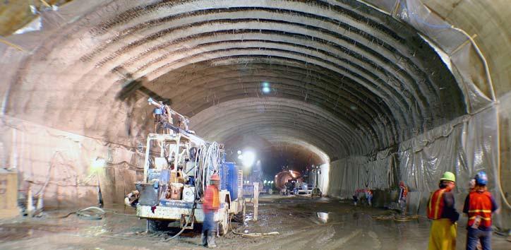 Stříkaný beton Výhody dokonalé přilnutí stříkaného materiálu k podkladu vyplnění všech trhlin a nerovností vysoká pevnost hotového betonu již