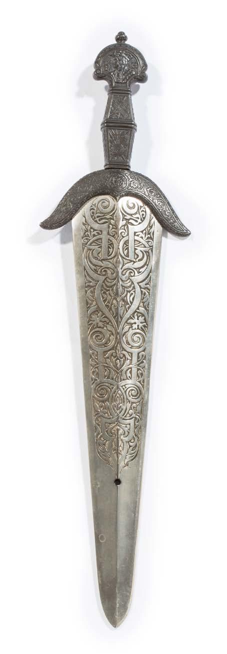 Přilba je zdobená na hřebenu s palmetami figurou draka, držícího okřídlenou ženskou postavu (Niké?).