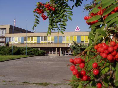 1. ÚVODEM Naše škola byla založena roku 1992 jako nestátní střední škola se zaměřením na bankovnictví a finance. Vzhledem k zaměření školy je posílena výuka účetnictví a bankovnictví.