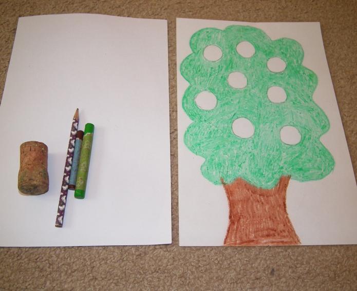 Na papír nakreslíme zelenou voskovkou korunu, hnědou voskovkou kmen stromu.