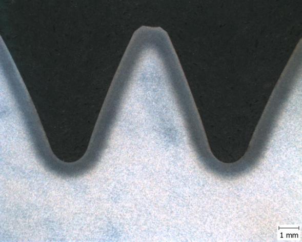 Na obr. 4.8 je pro názornost zobrazena makrostruktura profilu ozubeného kola, na níž je vidět hloubka nauhličené vrstvy, která byla v obou případech téměř shodná cca 0,8 mm. Obr. 4.8. Nauhličená vrstva: atmosférická cementace (vlevo) a vakuová cementace (vpravo) [9] 4.