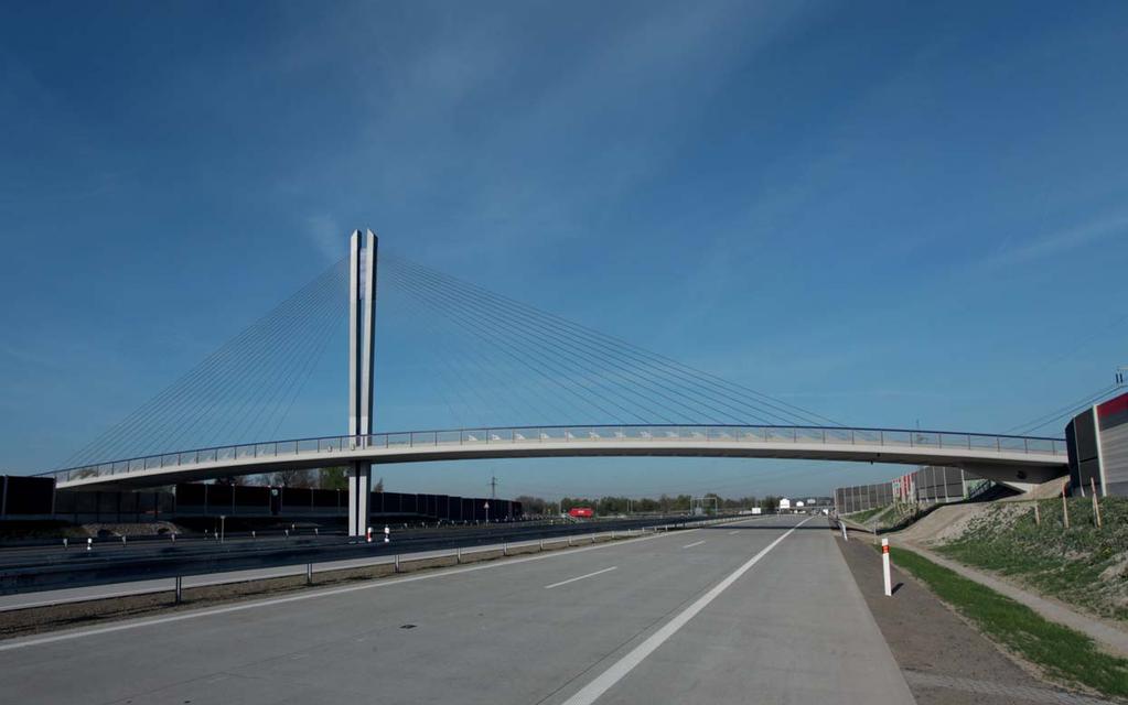 Mostovka z vysokopevnostního betonu je tvořena středním páteřním nosníkem s nesymetrickými konzolami. Pylon je sestaven ze dvou ocelových komorových nosníků vyplněných betonem.