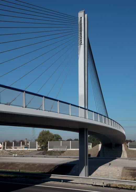Mostovka celkové šířky 7,6 m je tvořena páteřním nosníkem vystupujícím nad povrch komunikací a tvořícím přirozené rozhraní mezi částí pro pěší a cyklisty (obr. 3 a 4).