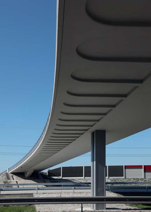 Mostovka je zavěšena na středním pylonu tvaru písmene V prostřednictvím mnohonásobných závěsů semi-radiálního uspořádání. Pylon je ocelový, vyplněný betonem.