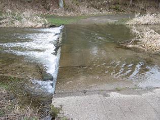 dílců o šířce 7,0 m, tvoří práh o výšce 20 cm.