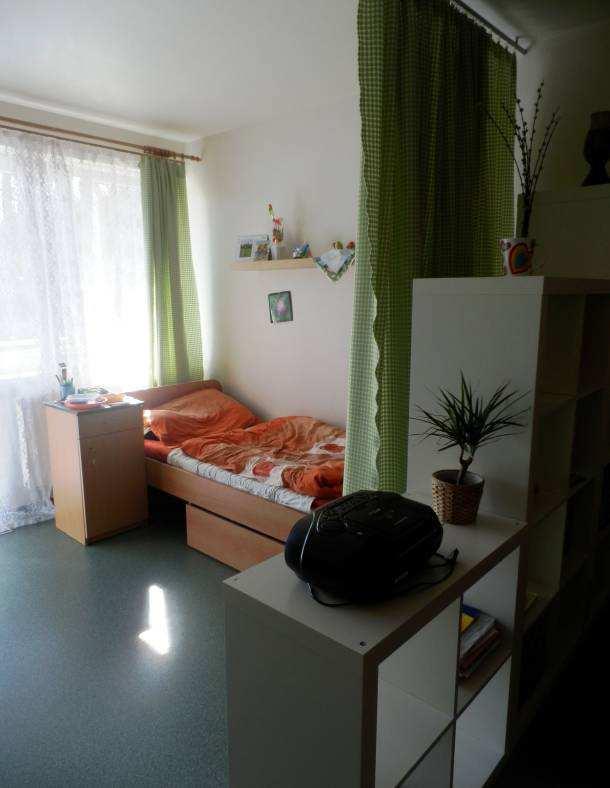 Dispozice bytu: 2 + kk Byt má: samostatnou dvoulůžkovou ložnici - ložnice je vybavená lůžky, nočními stolky, šatními skříněmi, stolkem na počítač a křesílky samostatný obývací pokoj s kuchyňským
