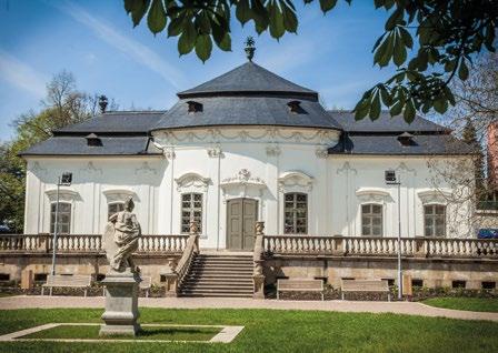 Ten v letech 1927 1929 stavbu realizoval a zasadil ji do více než tříhektarové zahrady, v níž nechybí tenisový kurt či bazén.