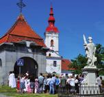 Česká) Nedělní bohoslužby: 8:00, 9:30 (zimní období), 9:30 (letní období) Hudební vystoupení mladých muzikantek a muzikantů 18:20 18:40 Základní škola Modřice se představuje 18:45 19:10 Chvíle