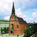 19:30 21:45 Výstup na věž k hodinovému stroji S průvodcem k hodinovému stroji, jehož zvláštností je spojení čtvrťového a hodinového bití v jeden mechanismus.