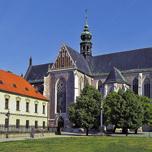 bílá stavba jubilejního chrámu sv. Augustina. 18:00 19:00 Mše svatá Pocta českým světcům a Panně Marii zpívá sbor školních dětí pod vedením Ludmily Fialové 19:00 19:10 Zahájení a připomínka 80.