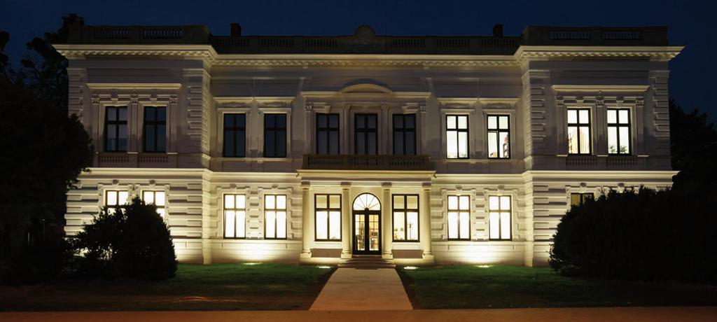 Ton využívá oba prostory, tedy ten holešovický i ten v Thonově vile, i k setkávání s partnery a zákazníky, a v Holešovicích loni zahájil tradici pořádání praktických workshopů.