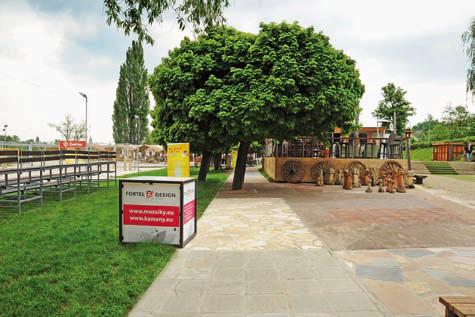 Širokoúhlá obrazovka na stěně zájemce o kávu informuje o novinkách nebo ukazuje způsoby zpracování kávy. Butiky, které společnost otevírá v posledních měsících, už disponují dotekovými obrazovkami.