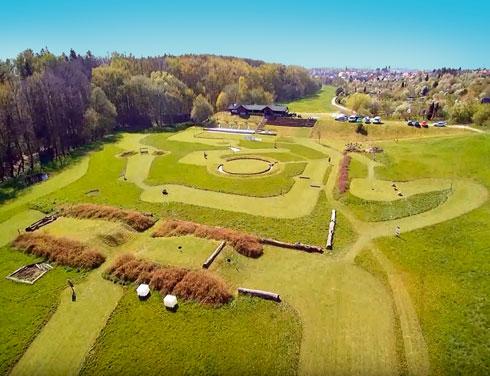 Příměstský les Černá hora a Primátorská hráz Příměstský les Černá hora přímo navazuje na sportovní areál. Byl založen již v roce 1905 a dodnes plní svůj rekreační účel.