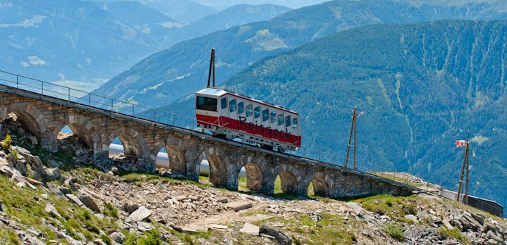 Výlet na Reisseck (z Flattachu 18 km) Doba jízdy lanovkou: cca 36 minut Výjezd pozemní lanovkou ve 3 sekcích a dále 3,3 km vysokohorskou úzkokolejkou železnicí, z toho 2.