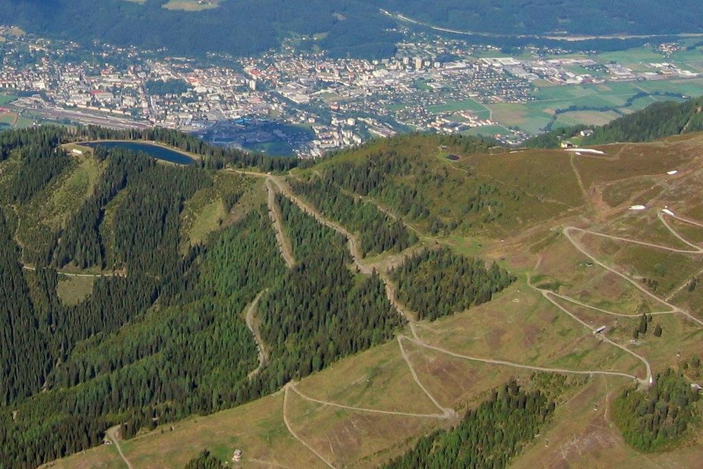 Výlet do Spittalu (39 km z Flattachu) 1) Goldeck - jízda kabinkovou lanovkou na Goldeck - krásný výhled na Spittal, jezero Millstätter See a Nockberge, na západě na vrcholky třítisícovek, které se