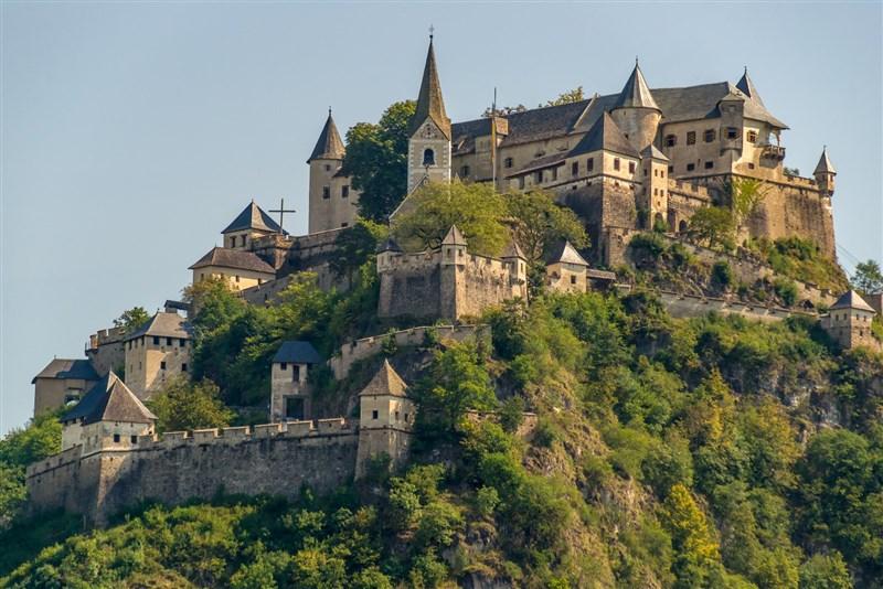 00 Vstupné dospělí: 7,- Vstupné děti: 3,- vstup s Korutanskou kartou zdarma Hrad Sommeregg (Seeboden / Millstädtersee) Středověký hrad poblíž Millstädter See.