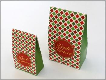 VÁNOČNÍ STŘÍŠKA Papírová krabička stříška s vánočním motivem.