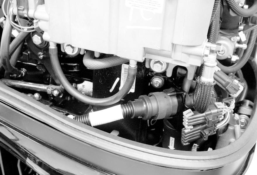 INSTALACE PŘÍVĚSNÉHO MOTORU VEDENÍ PROPLACHOVACÍ HADICE V přípdě potřey je možné vést proplchovcí hdici vně krytu to následujícím způsoem: 1.