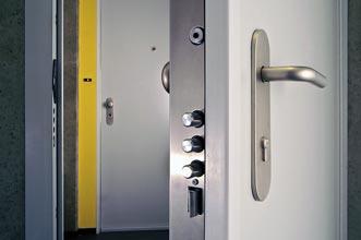 Nezajištěné vstupní dveře Dveře jsou hlavním vstupním místem většiny zlodějů. I pokud lupič vnikne oknem, zabraňte mu vynášet lup pohodlně dveřmi a pořiďte si bezpečnostní dveře.
