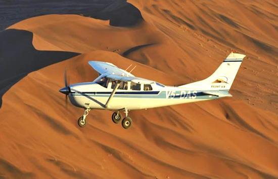 Vyhlídkový let startuje z letiště ve Swakopmund a letadlo nejdříve vyrazí za duny k vyschlému řečišti Kuiseb.