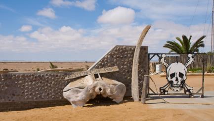 Odsud se vydáme nad slané pláně, Walvis Bay a ke guáno planině, kde hnízdí tisíce mořských ptáků. Jejich trus je pravidelně sbírán jako hnojivo. Délka letu je cca 1 ½ hod.