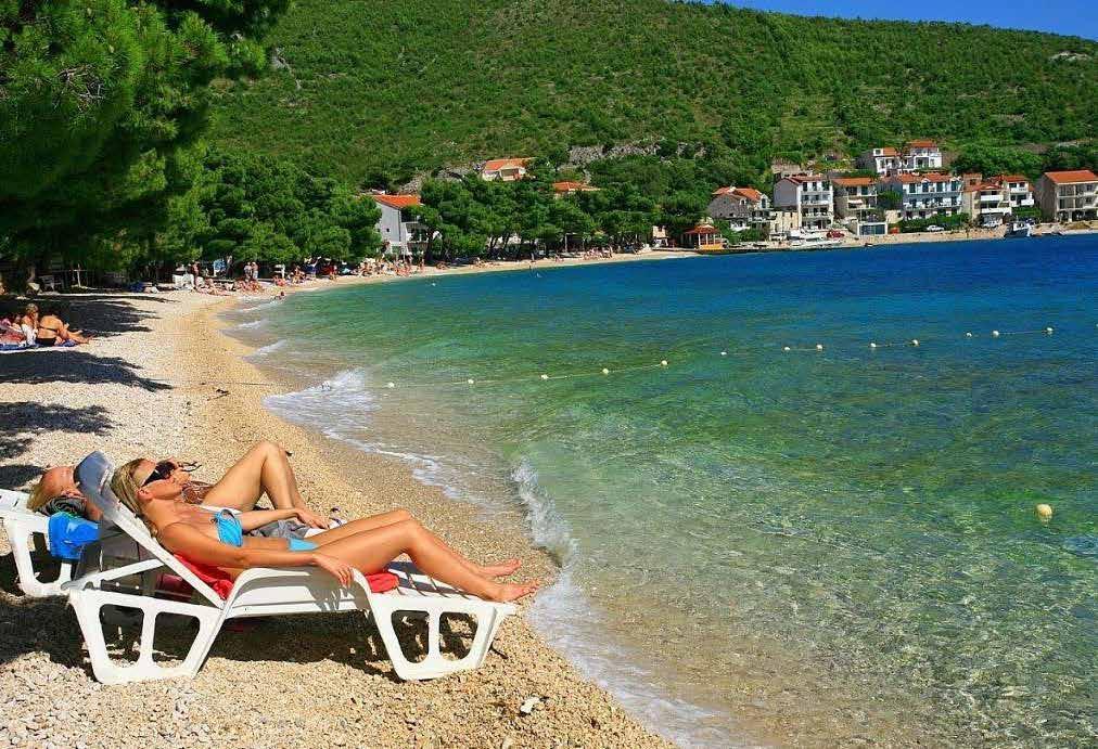 CHORVATSKO UBYTOVÁNÍ V SOUKROMÍ VINIŠČE RIVIÉRA MARINA je malá vesnice v Chorvatsku spadající pod opčinu Marina. Nachází se v krásné zátoce s čistým mořem a malým přístavem.