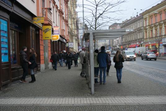 železniční tratě hledat řešení bez ztracených spádů a neúměrného prodlužování trasy) prosazovat řešení umožňující co nejkratší délku přechodu pro chodce s využitím vysazených chodníkových hran a