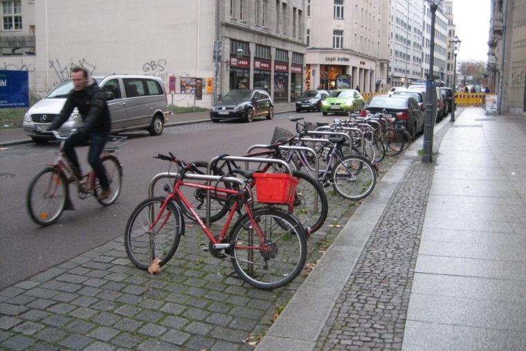 cykloobousměrky pro snadný a přímý průjezd požadovaným směrem bez zbytečných zajížděk dostatečným zázemím pro cyklisty v uzlech veřejné dopravy umožnit intermodalitu (kombinaci různých dopravních