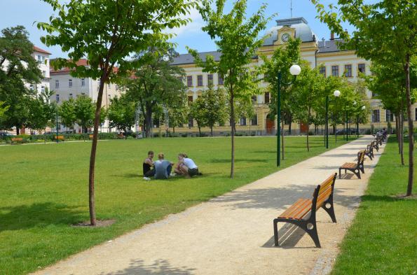 prvky Parky v souvislosti s uspořádáním mobiliáře pro sezení zohlednit požadavky na měřítko a mikroklima (podrobněji > Měřítko a příznivé mikroklima) využívat design odolný vandalismu a současně