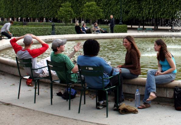 Jardin du Luxembourg Paříž, Bryant Park New York) v městských parcích nabídnout kvalitní (zavlažovaný) pobytový trávník pro pikniky, slunění, hry oddělit plochy pro venčení psů od pobytových míst bez