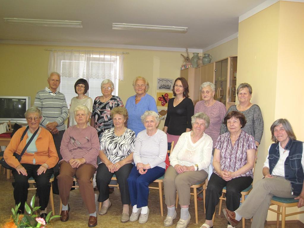 Přehled poskytnutých aktiit roce 2015 Pečoatelská služba města Pečky poskytla roce 2015 služby Senior klubu celkem 56 užiatelům. Z uedeného počtu bylo 50 žen a 6 mužů.