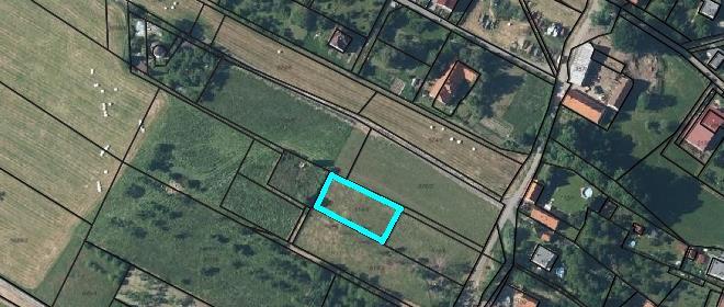 Zbylá část pozemku parc. č. 576/3 jeho ½ přiléhající ke komunikaci, náznakem naplňuje dnešní koncepci uspořádání obce zástavba pouze v jedné linii kolem předmětné komunikace.