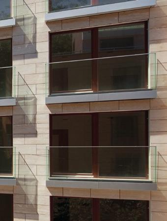 Luxusní provedení REZIDENCE STANDARD BYTU: Okna, balkonové dveře: dřevěná okna s tepelně izolačním dvojsklem popřípadě trojsklem.