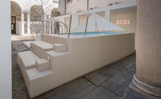 Rozšířená přední stěna bazénu poskytuje prostor pro umístění výkonné pískové filtrace.
